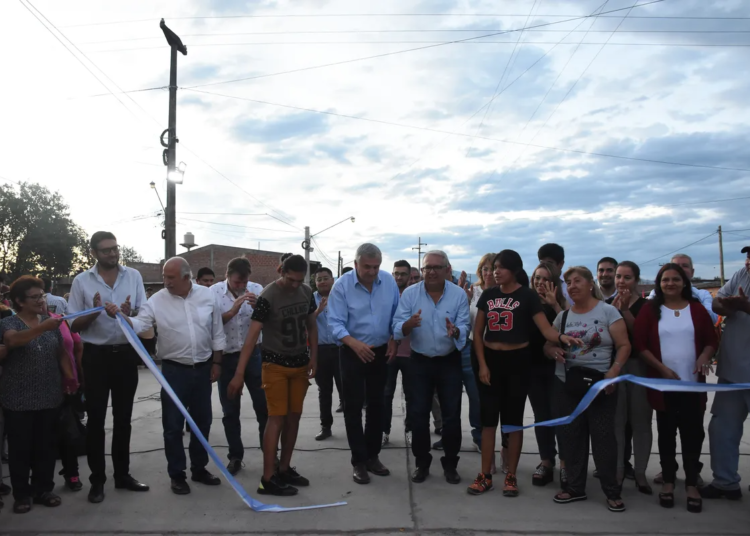Morales inauguró una obra de pavimentación en San Pedro y entregó subsidios a 46 comparsas de la provincia