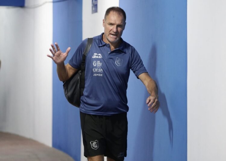 El dilema de Franco: cambia o confía en el once para ganar