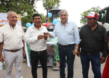 El Gobernador Morales entregó un tractor a cooperativa agrícola de Aguas Calientes