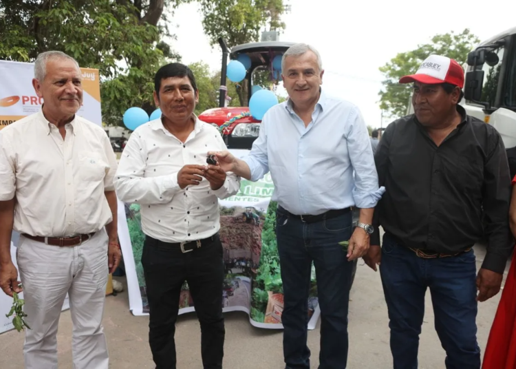 El Gobernador Morales entregó un tractor a cooperativa agrícola de Aguas Calientes