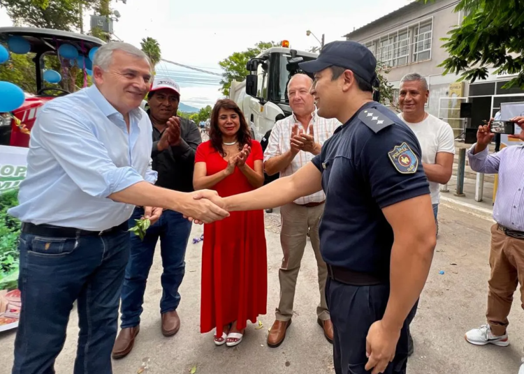 Morales entregó una moto y alarma comunitaria para mejorar la seguridad en Aguas Calientes