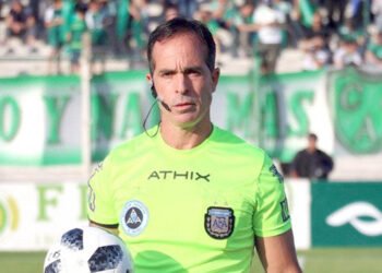 Barraza dirige un duelo clave para la remontada albiceleste