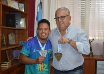 JULIO BRAVO RECIBIÓ AL ATLETA SAMPEDREÑO CARLITOS ISASMENDI