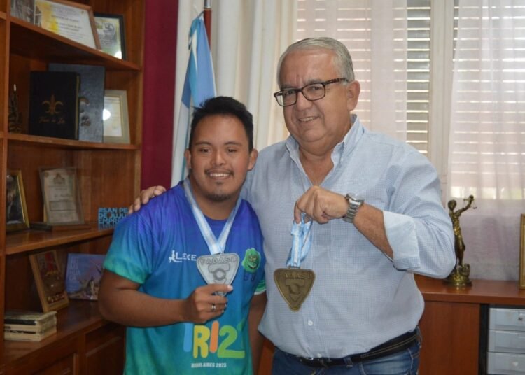 JULIO BRAVO RECIBIÓ AL ATLETA SAMPEDREÑO CARLITOS ISASMENDI