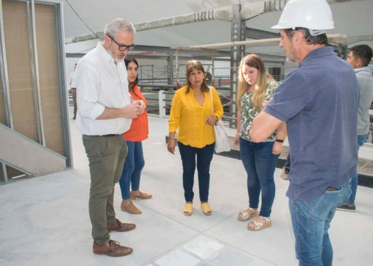 Concejales y funcionarios municipales recorriedon las obras en el Mercado Municipal 6 de Agosto