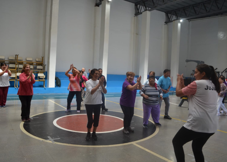 Personas mayores disfrutan de la actividad física