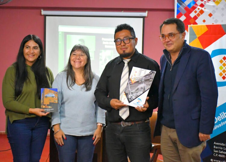 Reconocimiento al escritor Ezequiel Villarroel