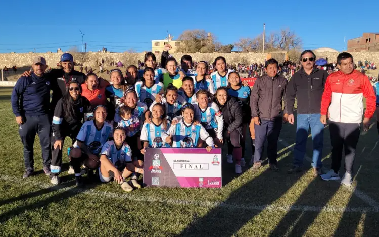 Las Lobitas son las primeras finalistas en fútbol femenino