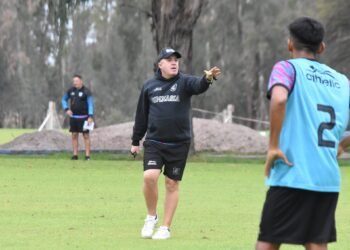 Vázquez arma su primer once como DT del Lobo