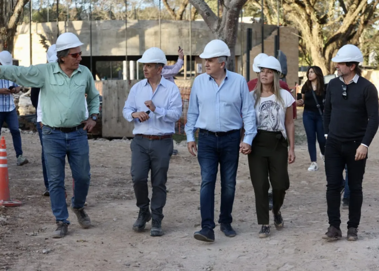 Morales recorrió la obra del museo Lola Mora