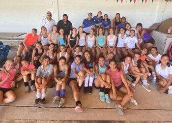 Exitosa clínica de hockey de Florencia Mutio y Lucas González