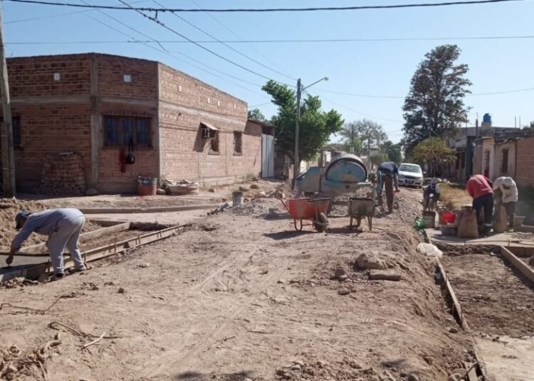 Obras de cordón cuneta y enripiado en barrio Divino Niño Jesús