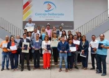 Distinguen a personal del deliberante por su aporte a la reforma constitucional