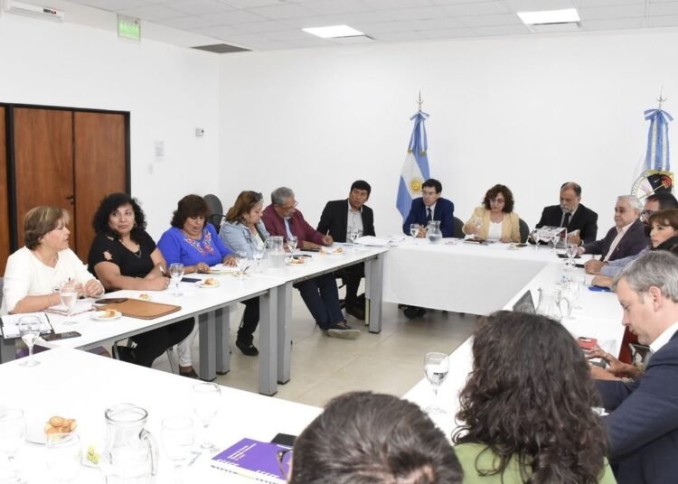 Gremios docentes acordaron el aumento salarial del 30% en un pago