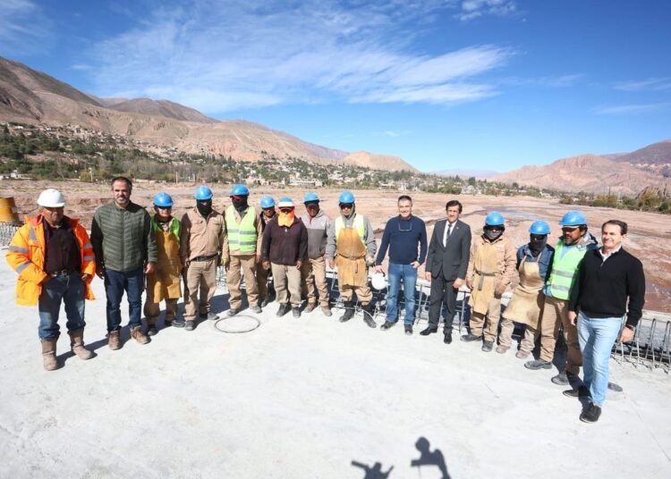 El Gobernador supervisó las obras del nuevo puente en Tilcara