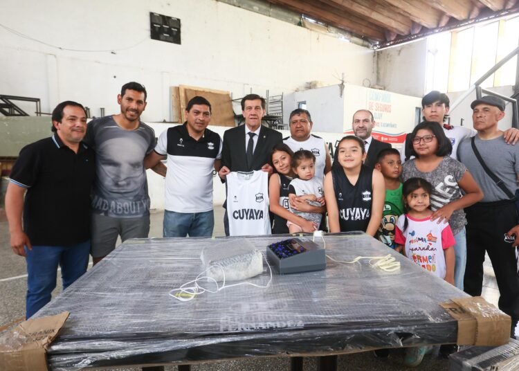 Carlos Sadir entregó elementos electrónicos para el desarrollo del básquet