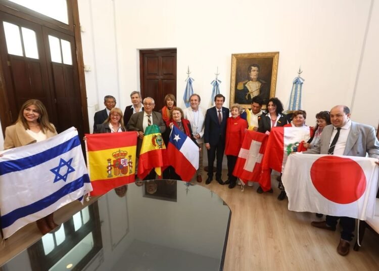 El Gobernador recibió a las colectividades extranjeras en el Día del Inmigrante