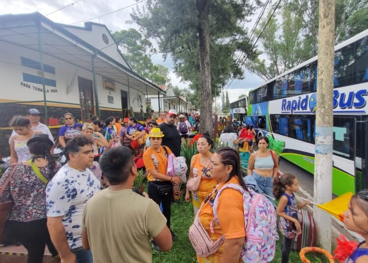 La comparsa correntina Ara Pora se presenta en Monterrico