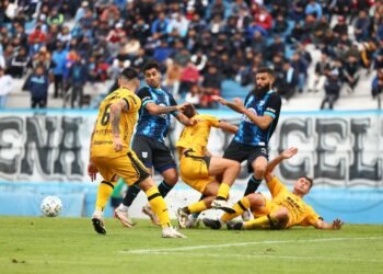 Gimnasia se durmió y repartió puntos en casa