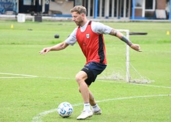 A fuerza de goles, Menéndez se metió en el equipo ideal de la Primera Nacional