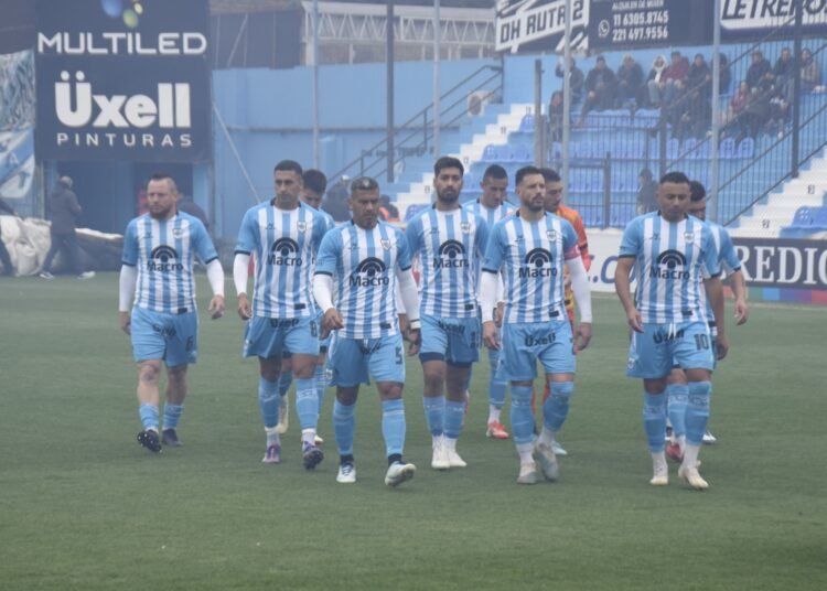 Tarde gris en todos los sentidos: Gimnasia perdió la cima