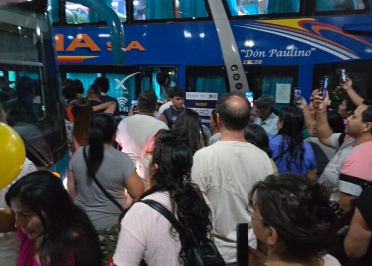 Emoción en la llegada de los deportistas jujeños