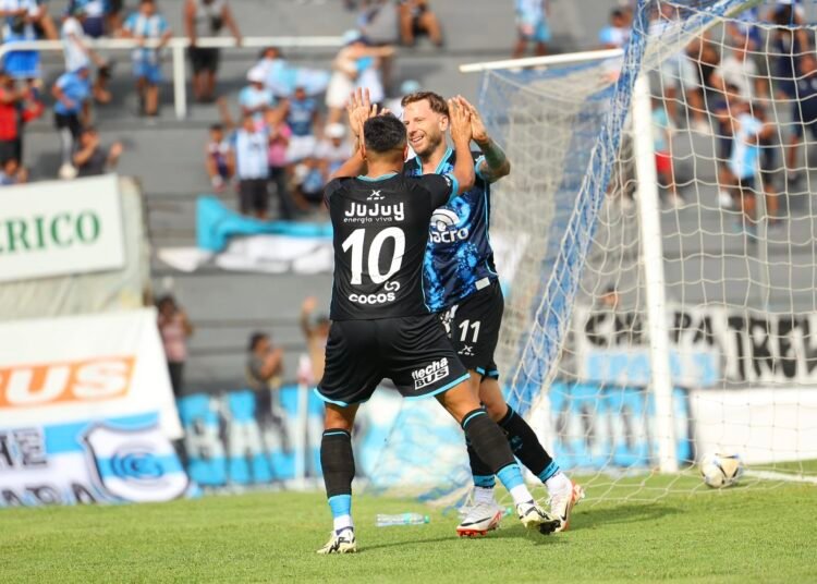 Lunes de fútbol y carnaval para el «Lobo» que ganó en el debut