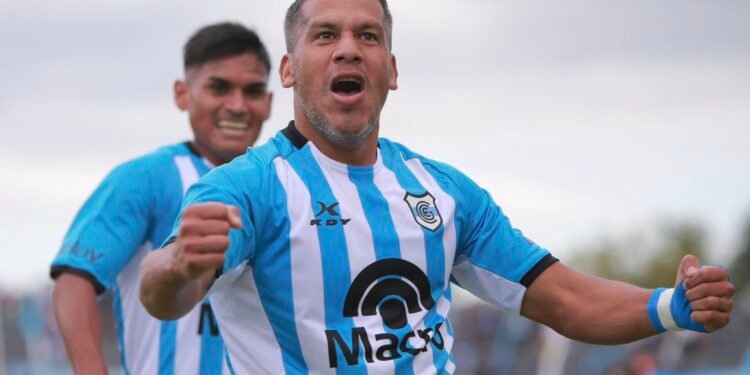 El «Lobo» madrugó al «Cervecero» y celebró ante su gente