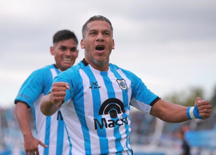 El «Lobo» madrugó al «Cervecero» y celebró ante su gente