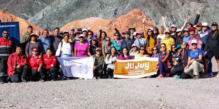 Purmamarca abrió el Desafío TTT con un trekking especial por el Día de la Mujer
