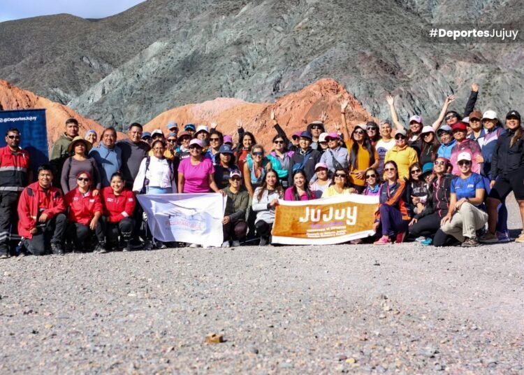 Purmamarca abrió el Desafío TTT con un trekking especial por el Día de la Mujer