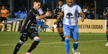 El «Lobo» rescató un punto en Rafaela con diez y sigue solo en la cima