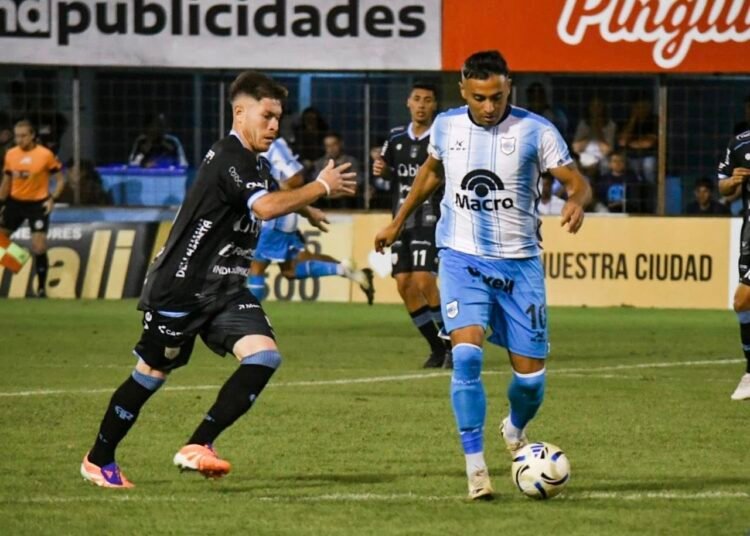 El «Lobo» rescató un punto en Rafaela con diez y sigue solo en la cima