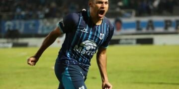 Bianchi se vistió de héroe y el Lobo sigue prendido arriba