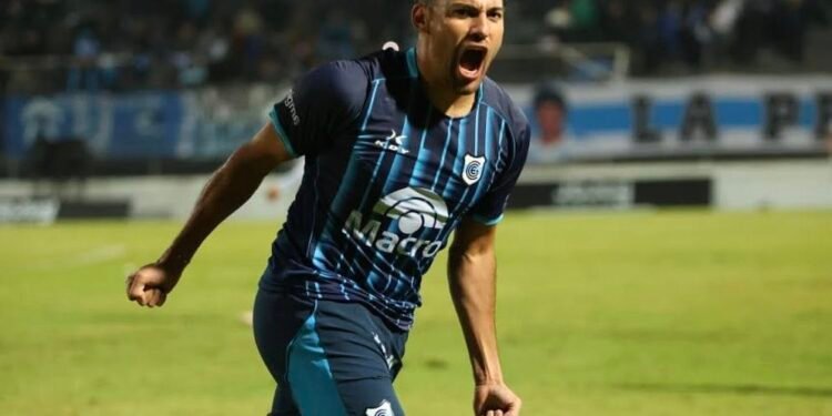 Bianchi se vistió de héroe y el Lobo sigue prendido arriba