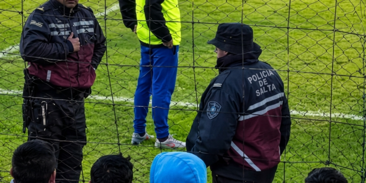 Imputan a un policía salteño por incidentes con hinchas de Gimnasia de Jujuy en el clásico