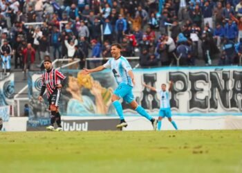 Gimnasia empató con Chacarita y sigue mirando a todos desde la cima