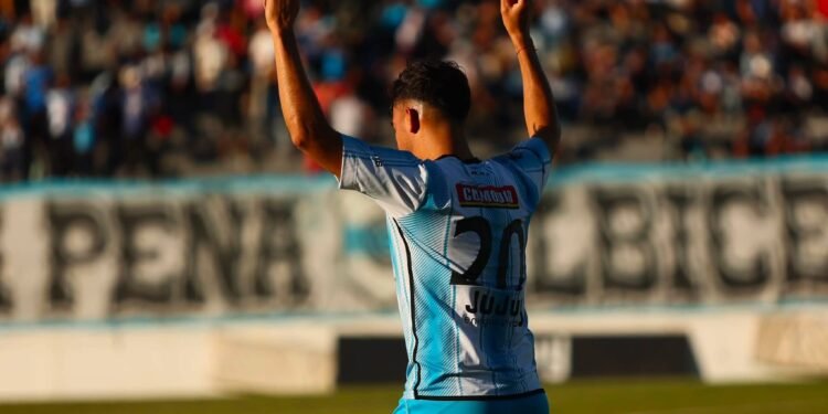 Gimnasia lo dio vuelta con carácter, venció a Güemes y sigue firme en la cima