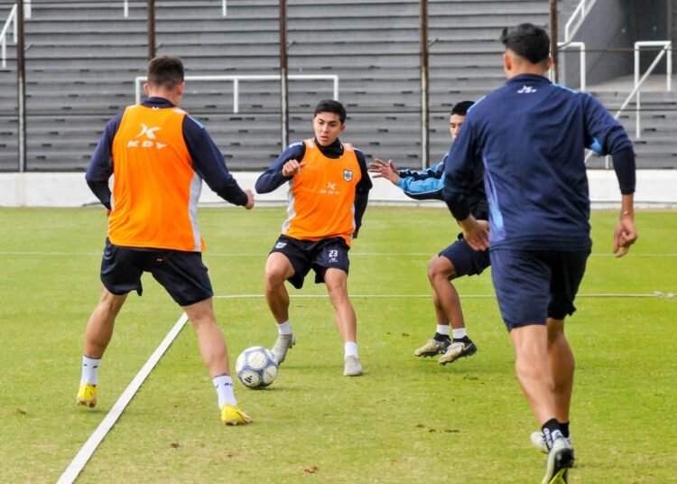 Gimnasia mira atento al puntero antes de recibir a Rafaela