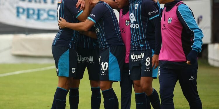 Ganó con el corazón y volvió a la cima de la Primera Nacional