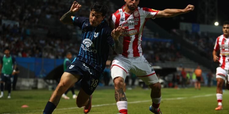 Gimnasia volvió a dejar puntos en casa: remontó ante San Martín, pero la cima se aleja