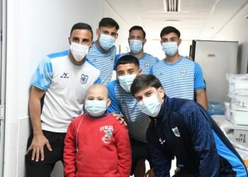 El corazón albiceleste: Gimnasia llevó juguetes y alegría al Materno Infantil