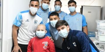 El corazón albiceleste: Gimnasia llevó juguetes y alegría al Materno Infantil