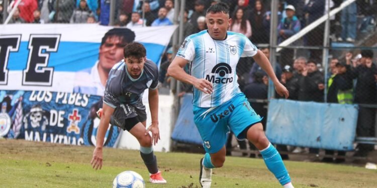 Gimnasia dejó escapar el clásico sobre la hora y se aleja del ascenso directo