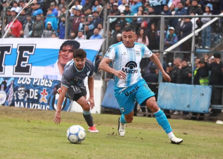 Gimnasia dejó escapar el clásico sobre la hora y se aleja del ascenso directo