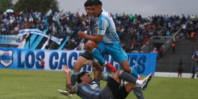 Gimnasia se juega su última ilusión de ascenso directo en Mataderos